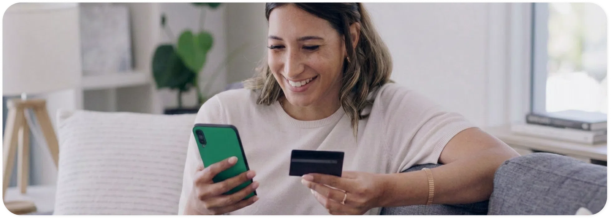 Pessoa usando smartphone para organizar as finanças com a Quita